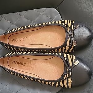 Nwot Vionic minna black tiger ballet flat.